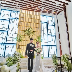 祭壇からの降り注ぐ溢れる光とフラワーシャワーがおふたりと大切なゲストの最高の時間と笑顔を優しく包みこむ|LAZOR GARDEN NAGOYA（ラソール ガーデン 名古屋）の写真(44109370)