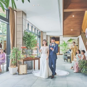 エントラスはガーデンへと続く開放感溢れる空間|LAZOR GARDEN NAGOYA（ラソール ガーデン 名古屋）の写真(44109592)