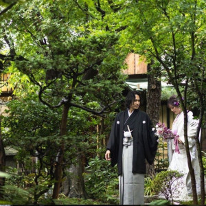 緑に映える和装でのお写真を。|京都祝言 SHU:GENの写真(45451340)