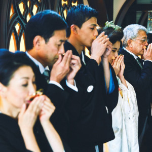 親子固めの儀。新郎新婦を中心に親子での三々九度。|京都祝言 SHU:GENの写真(44265377)