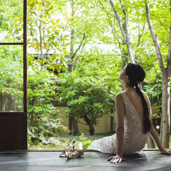 それぞれの部屋で日本建築らしく縁側をご用意。ゆったりとした贅沢な時間をお楽しみください