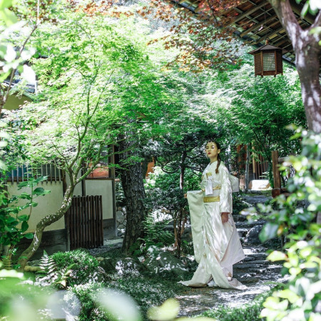 賑やかな八坂通りから一歩門を進むと、静かな別空間が現れる。東山で100年守られ続けている「旧三井邸」