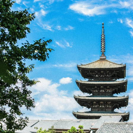 八坂の塔を目の前に。
青空と緑に囲まれた歴史的建造物「旧三井邸」