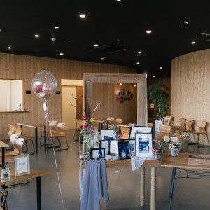 カフェスペースは結婚式の際は受付や待合スペースに。|FOLK FOLK Wedding（フォークフォークウエディング）の写真(52619455)