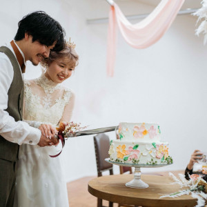 お2人の思いが詰まったウェディングケーキご入刀シーン|FOLK FOLK Wedding（フォークフォークウエディング）の写真(26475858)