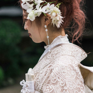 お花をあしらったヘアアレンジも人気です。|FOLK FOLK Wedding（フォークフォークウエディング）の写真(26476159)