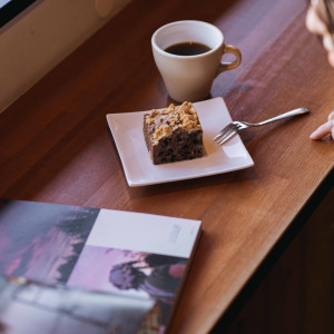 カフェでスイーツを担当するパティシエがご結婚式当日のウェディングケーキやデザートビュッフェをお作りいたします。まずはカフェへお気軽にお越しください。|FOLK FOLK Wedding（フォークフォークウエディング）の写真(52616237)