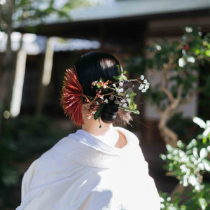 ヘッドパーツを生花やドライフラワーにして会場の装飾とリンクさせても可愛いですよね。お花の打合せの際にご提案させていただいてます！|FOLK FOLK Wedding（フォークフォークウエディング）の写真(26476943)