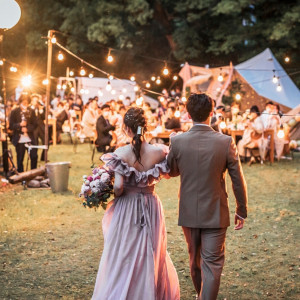 日の入りと共に再入場！会場の明かりに灯されたゲストの元へ！|FOLK FOLK Wedding（フォークフォークウエディング）の写真(21791876)