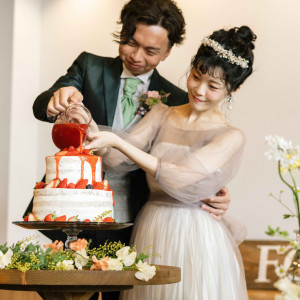 ケーキにソースをドリップして完成させるウェディングケーキも素敵です。|FOLK FOLK Wedding（フォークフォークウエディング）の写真(29081536)