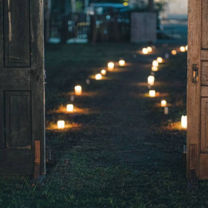 暗くなってくる時間帯に合わせてお二人が歩く道にキャンドルを。|FOLK FOLK Wedding（フォークフォークウエディング）の写真(29080905)