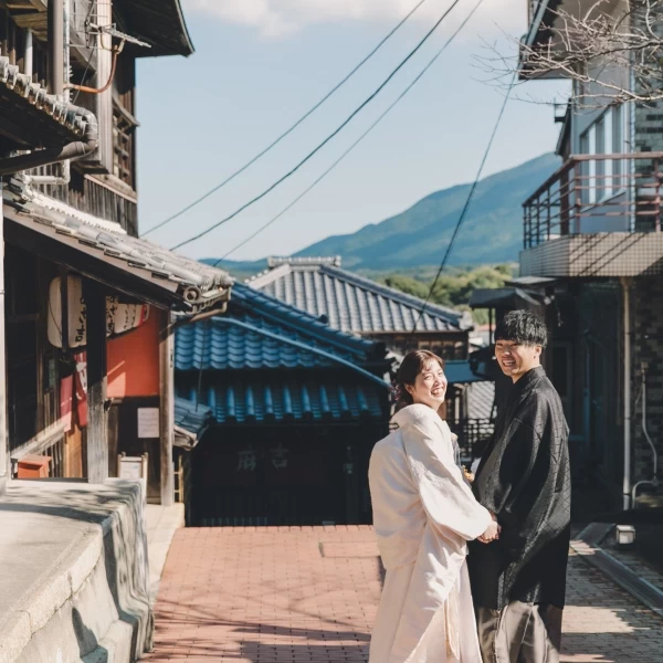 和装にぴったりな街並みで歩きながらの撮影なども◎