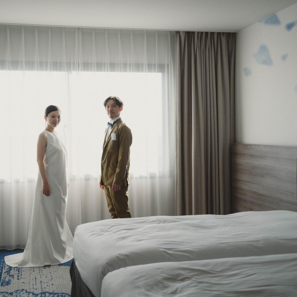お部屋でお支度・撮影を行います。プランには新郎新婦の宿泊料も含まれております。