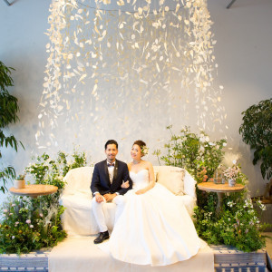 天蓋で降り注ぐベールが神秘的。お二人を暖かく彩ります。|UNION HARBOR（ユニオンハーバー）の写真(1829382)