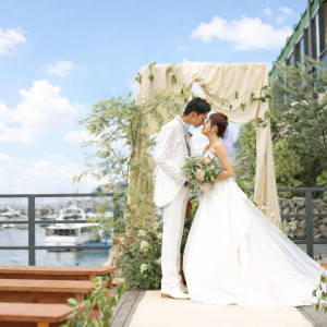 海辺のウッドデッキで開放的な人前式はいかがでしょうか？」