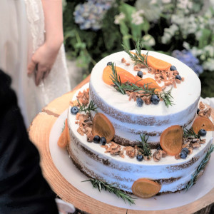 オレンジ、タイム、ブルーベリーをあしらった2段のネイキッドケーキ♪可愛いデザインは新郎新婦様のアイデアです♪|UNION HARBOR（ユニオンハーバー）の写真(11187360)
