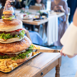 ケーキだけではなく、巨大ハンバーガーなど様々な演出が可能です|UNION HARBOR（ユニオンハーバー）の写真(56385777)