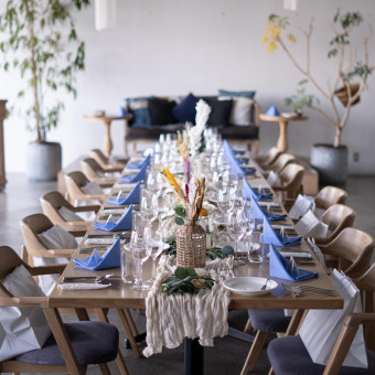 天井が5,6メートルあるので、解放感ある空間と換気システムも充実です。安心な結婚式を！