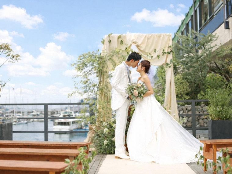 海辺のウッドデッキで開放的な人前式はいかがでしょうか？」