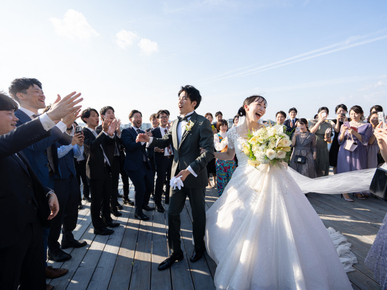 海辺のウッドデッキで開放的な人前式はいかがでしょうか?」