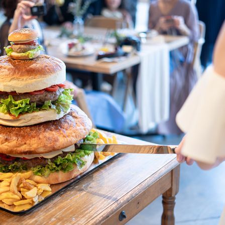 ケーキだけではなく、巨大ハンバーガーなど様々な演出が可能です|UNION HARBOR（ユニオンハーバー）の写真(56385777)
