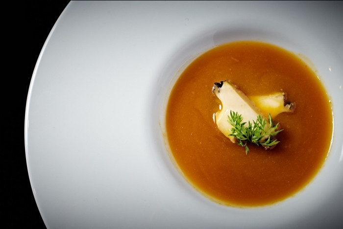 しっかりと味をブイヤベースとコンソメのバランスが魅力なスープ