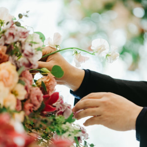 装花を手掛けるのは数々の賞を受賞しているフラワーコーディネーター|琵琶湖マリオットホテルの写真(9919502)