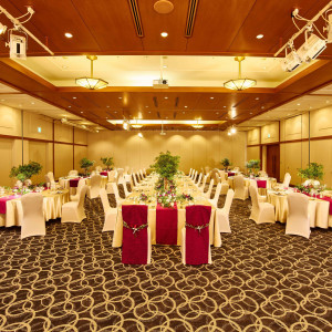 様々なスタイルのウエディングパーティーが叶う宴会場「Shirahama」は収容人数108名様まで可能です。|南紀白浜マリオットホテルの写真(38008123)