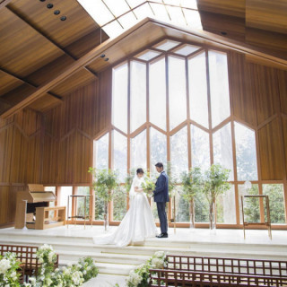 【土日限定】自然光と木の温もりを感じるチャペル×豪華試食