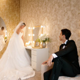 ブライズルーム(新郎様・新婦様のお控え室)では、ゆったりと過ごしていただくため、ソファ席もご用意しております。全身鏡でお姿のチェックも忘れずに♪