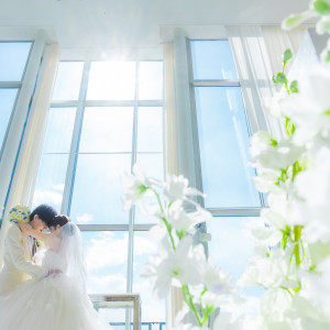結婚式当日、挙式前には素敵なお写真を。自然光が差し込むチャペルで最高の一日に。|アヴァンセ リアン 大阪の写真(26982845)