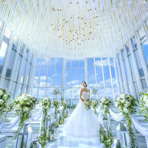 青空に包まれたスカイチャペルで絶景貸切を。大阪を一望できる絶景＆ゲストが当日選べる料理でサプライズな結婚式が叶う。バージンロードも幅が広く、ドレスも綺麗に広がります|アヴァンセ リアン 大阪の写真(3142124)