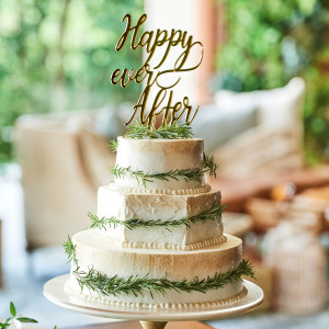 結婚式のテーマやおふたりの趣味を取り入れたケーキや、海外ウエディングのようなシンプルでオシャレなケーキが人気です！結婚式の中でも人気イベントのひとつなのでこだわってみて*|ラピスコライユ ●BRASSグループの写真(13637957)