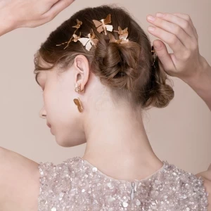 イヤリングやネックレス、ヘアアクセサリーもすべてコーディネーターが自らセレクト。ここにしかないこだわりのアイテムも。|ラピスコライユ ●BRASSグループの写真(25202635)