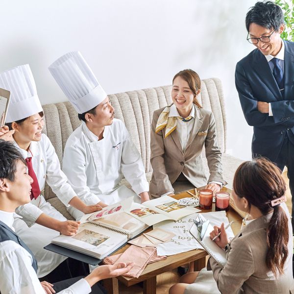 プランナー、シェフ、全スタッフが一丸となって良い結婚式を創っています。結婚式に向けてミーティングを行い、様々なアイデアを出し合いながら最高の一日をつくります。|ラピスコライユ ●BRASSグループの写真(14193028)