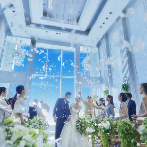 青空と緑を背景に、開放感あふれるセレモニーを実現|ラグナヴェール スカイテラスの写真(30909813)