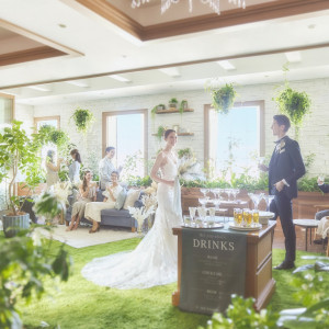 【インナーガーデン】パーティ会場内に設けられた空間は屋内にいながらも緑や花々で囲まれており、ガーデンウエディングのような時間を楽しむことができる|ラグナヴェール スカイテラスの写真(31471861)