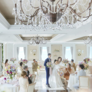 【ノヴェルクリスタル】ゲストひとりひとりに「ありがとう」の想いをこめてテーブルラウンドを。二人のおもてなしの気持ちが伝わり、心温まる結婚式に。|ラグナヴェール スカイテラスの写真(30909805)