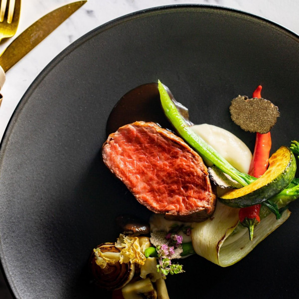 お箸でお召し上がり頂けるフレンチは様々な世代のゲストから好評