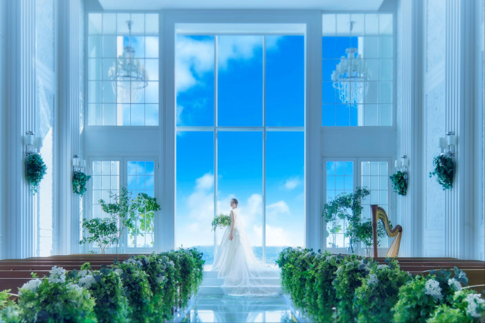 やわらかな自然光が降り注ぐチャペル。緑が敷き詰められたバージンロードは県内で当館だけ*