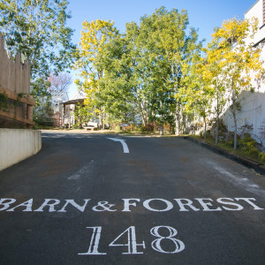 都心からわずか25分とは思えないような自然豊かな森の中に、個性豊かな総木造建築が立ち並ぶ。敷地内には、無料で止められる駐車スペースが40台分あります◎|BARN&FOREST148〜バーン&フォレスト148〜の写真(11448736)