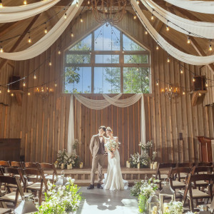 会場内に一歩踏み入れた瞬間に木の香りと温もりを感じられて、挙式中も自然体にリラックスして過ごせる♪他には無い雰囲気でゲストの記憶にも残る結婚式をお楽しみいただけます◎|BARN&FOREST148〜バーン&フォレスト148〜の写真(56050681)