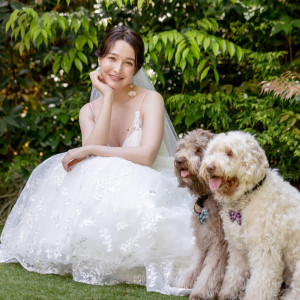 おふたりの大切な家族でもあるワンちゃんも一緒に！挙式中はリングドッグのお手伝いをしてもらったり、記念の写真を撮影したり。緊張しがちの挙式中もリラックスできる！|BARN&FOREST148〜バーン&フォレスト148〜の写真(56254488)