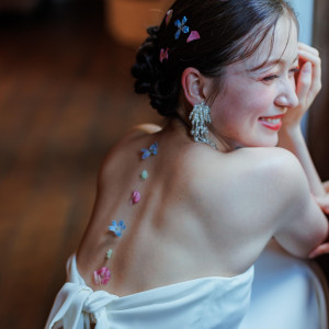 トレンドのフラワーやパールを背中やヘアにつけるボディメイクは特別感を演出できる♪|BARN&FOREST148〜バーン&フォレスト148〜の写真(56254506)
