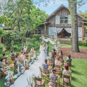 ＜THE・BARN＞の前に広がるガーデンでは挙式も可能◎緑が溢れ大自然の中で大切なゲストと素敵なひと時を。ガーデンでの人前式は自然に祝福され温かな誓いになること間違いなし|BARN&FOREST148〜バーン&フォレスト148〜の写真(56253653)