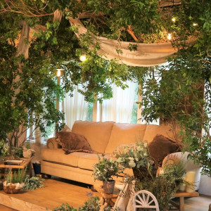 ゲストと近い距離で楽しめる高砂ソファ。装飾をグリーンで統一して、アットホームなウエディングに◎|BARN&FOREST148〜バーン&フォレスト148〜の写真(11297861)