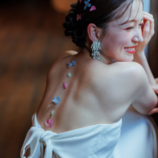 背中や腕・ヘアにお花をつけるボディフラワーもおすすめ♪