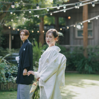 バーンでは和装の結婚式も叶います♪ガーデンでのお写真撮影は和装をさらに素敵に引き立ててくれます！前撮りもおすすめ◎