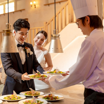 キッチンは披露宴会場に隣接しているので、ゲストに出来立てのお料理をお楽しみいただけます♪