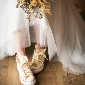 ドレス×スニーカーでカジュアルに見せるコーディネートもおすすめ♪